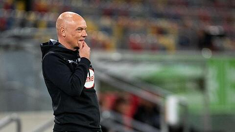Uwe Rösler reagiert an der Seitenlinie.