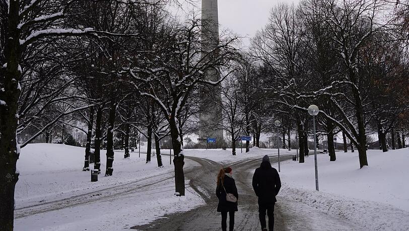 Winteridylle am Olympiaturm. Viele Spaziergänger freut's. Hier ist der Weg sogar frisch geräumt. Winteridylle am Olympiaturm. Viele Spaziergänger freut's. Hier ist der Weg sogar frisch geräumt.