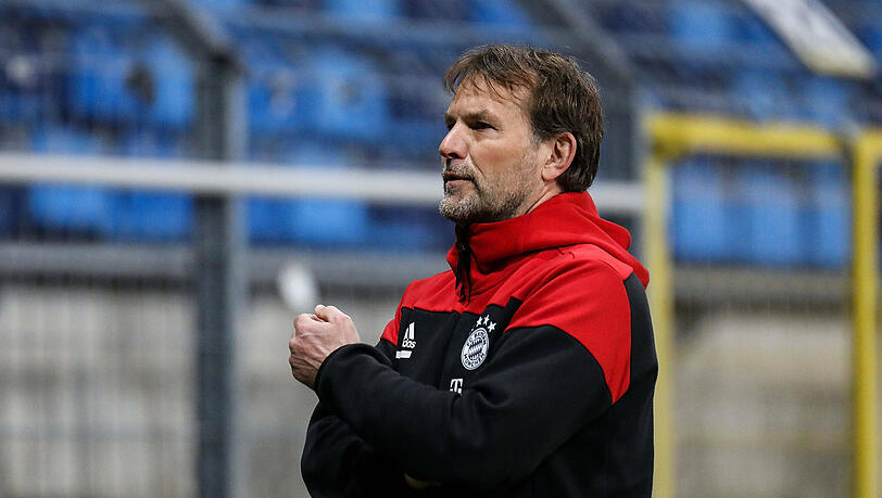 Gegen Wehen wird erneut Co-Trainer Dirk Teschke auf der Bayern-Bank Platz nehmen, da Chefcoach Holger Seitz eine nachträgliche Gelbsperre absitzen muss.