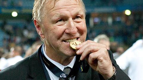 Wird am 17. April 70 Jahre alt: Trainer Horst Hrubesch beißt nach dem Gewinn des U21-EM-Titels auf die Goldmedaille.