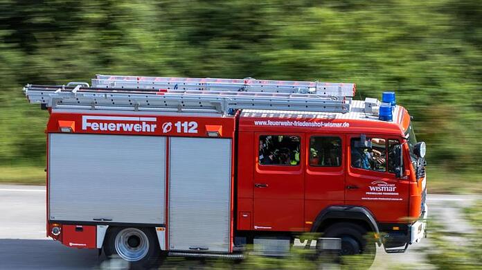 Ein Löschfahrzeug der Feuerwehr fährt zu einem Einsatz.