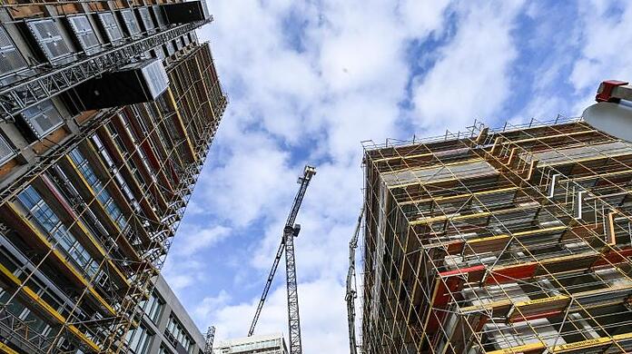 Steigende Kosten am Bau treiben die Preise. Und nun kommt die Inflation dazu.