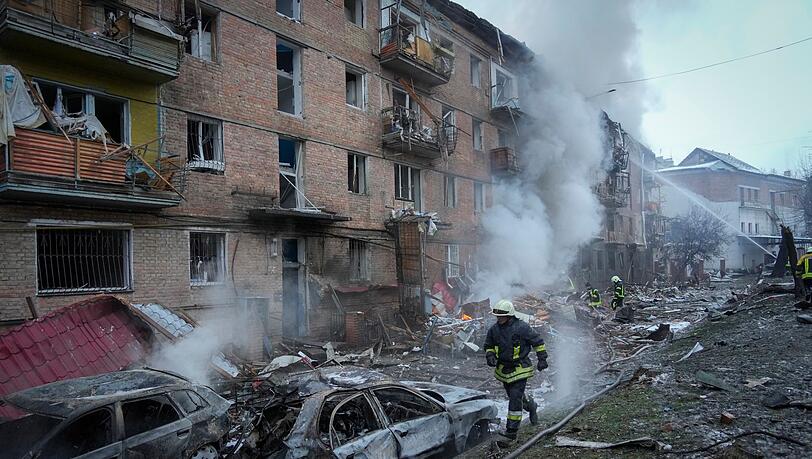 Feuerwehrleute des staatlichen ukrainischen Katastrophenschutzes sind in Uschhorod im Einsatz.