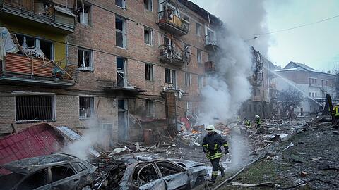 Feuerwehrleute des staatlichen ukrainischen Katastrophenschutzes sind in Uschhorod im Einsatz.