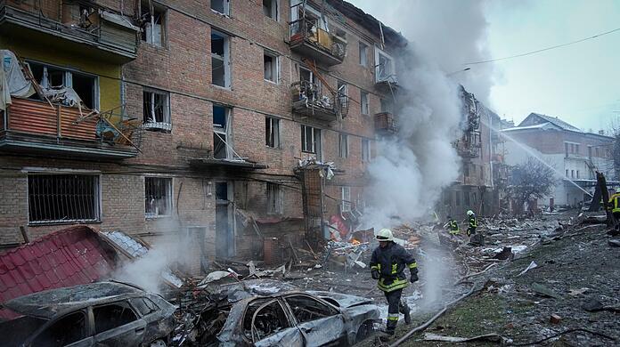 Feuerwehrleute des staatlichen ukrainischen Katastrophenschutzes sind in Uschhorod im Einsatz.