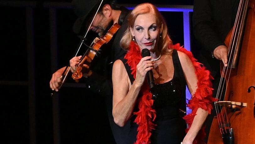 "Rendezvous mit Marlene" heißt die Hommage von Ute Lemper an Marlene Dietrich - hier bei einer Aufführung in Lüneburg. "Rendezvous mit Marlene" heißt die Hommage von Ute Lemper an Marlene Dietrich - hier bei einer Aufführung in Lüneburg.
