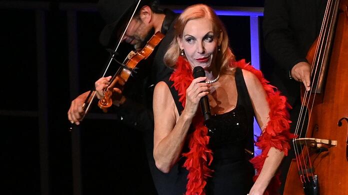 "Rendezvous mit Marlene" heißt die Hommage von Ute Lemper an Marlene Dietrich - hier bei einer Aufführung in Lüneburg.
