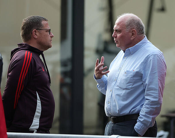 Klarer Auftrag: Max Eberl (l.) soll in diesem Sommer unbedingt Uli Hoeneß' Wunschspieler Florian Wirtz nach München locken. Klarer Auftrag: Max Eberl (l.) soll in diesem Sommer unbedingt Uli Hoeneß' Wunschspieler Florian Wirtz nach München locken.