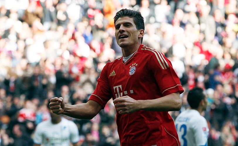 Und Mario Gomez bleibt auch nach dem Wechsel im Torrausch.