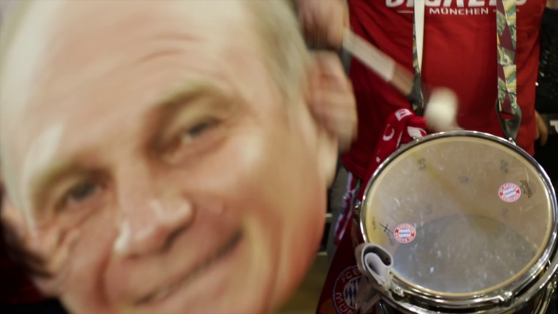 Irre Aktion beim Bayern-Basketball: Im Fanblock tauchen plötzlich große Uli-Hoeneß-Köpfe auf. Die BIlder von der Aktion.