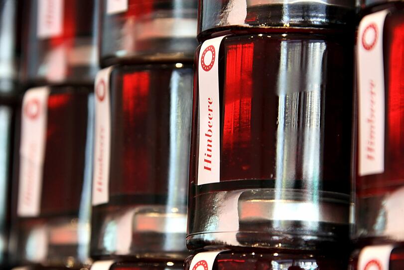 In jedes Fach der Regalwand haben die Ringlers 36 Marmelade-Gläser gestapelt.