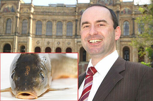 Freie-Wähler-Chef Hubert Aiwanger setzt heuer auch auf Fisch. Ein Karpfen kommt auf den Tisch.