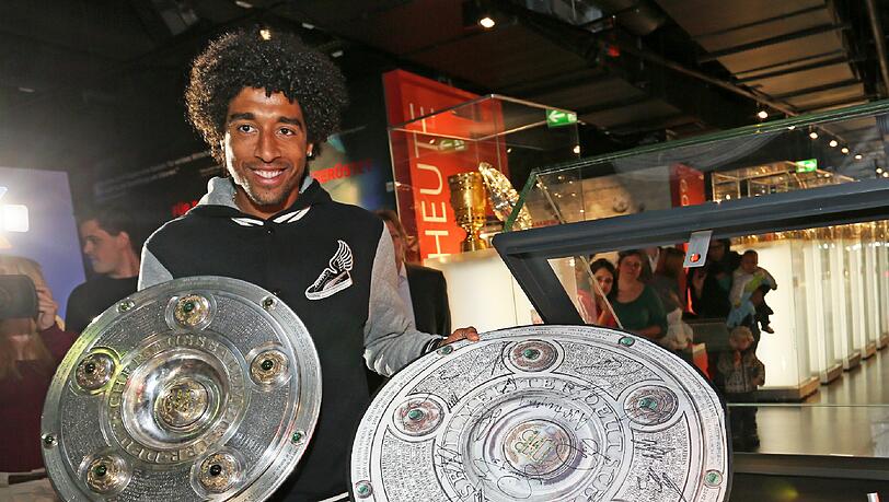 Dante bringt die Meisterschale in die FC Bayern Erlebniswelt Dante bringt die Meisterschale in die FC Bayern Erlebniswelt