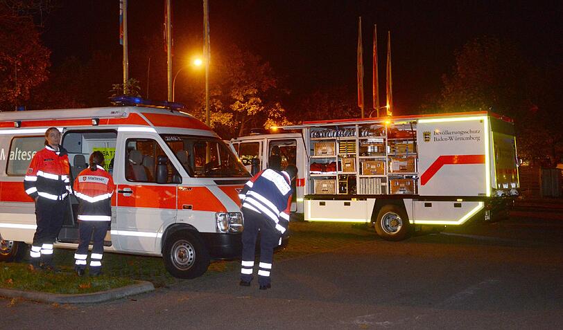 In dem Imbiss in einem Industriegebiet hielten sich bis zu zwölf weitere Menschen auf, nach Einschätzung der Polizei allerdings freiwillig.