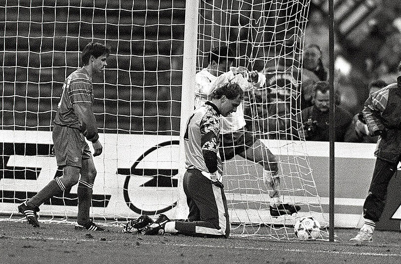 30. November 1991: Start in die Rückrunde der erstmals mit 20 Mannschaften ausgetragenen Bundesliga. Und es fällt eines der kuriosesten Tore: Mazinho köpft den Ball gegen die Latte, der Ball prallt vom Querbalken dem verdutzten Oliver Reck ins Gesicht und von dort ins Tor. Genutzt hat es den Bayern nichts. Sie verlieren trotzdem mit 3:4.