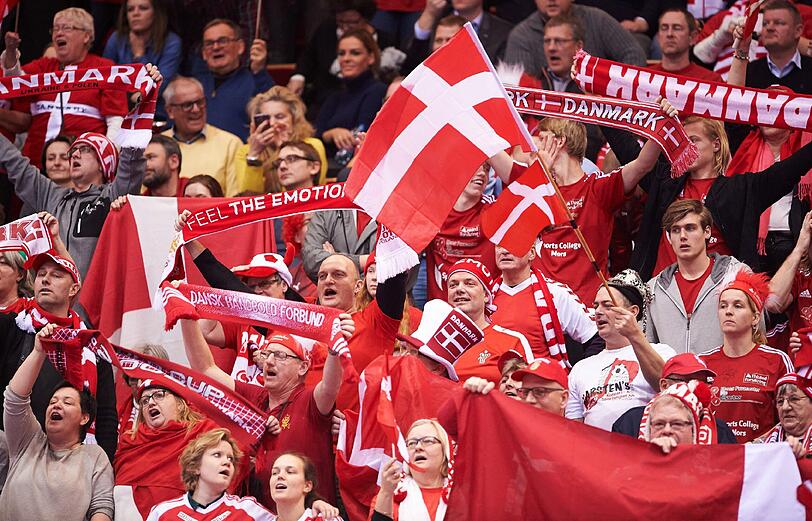 Schrille Outfits, skurrile Masken, schräge Typen, ausgelassene Stimmung: Bei der Handball-Europameisterschaft geben die Fans für ihre Teams tatsächlich alles. Die Bilder aus Polen...