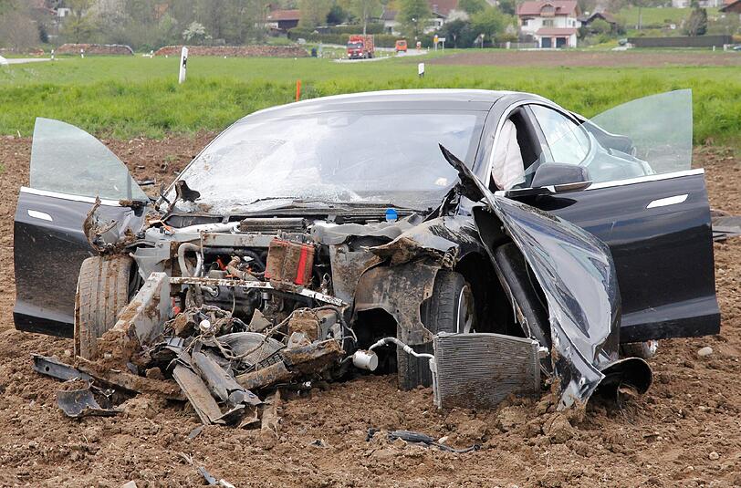Der 100.000 Euro teure Tesla überschlug sich und blieb auf einem Acker liegen.