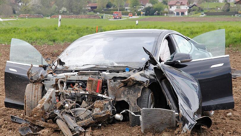 Der 100.000 Euro teure Tesla überschlug sich und blieb auf einem Acker liegen. Der 100.000 Euro teure Tesla überschlug sich und blieb auf einem Acker liegen.