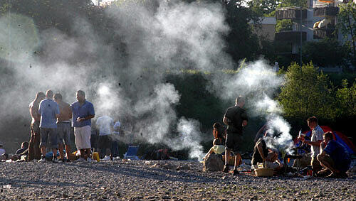 Dicke Rauchschwaden: Anwohner stört's gern. Die AZ erklärt, wo das Grillen in München erlaubt ist. Dicke Rauchschwaden: Anwohner stört's gern. Die AZ erklärt, wo das Grillen in München erlaubt ist.