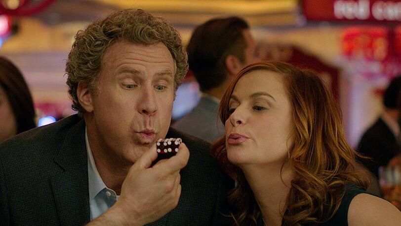Mit einem illegalen Casino wollen Scott (Will Ferrell) und Kate (Amy Poehler) ihre Geldsorgen loswerden.