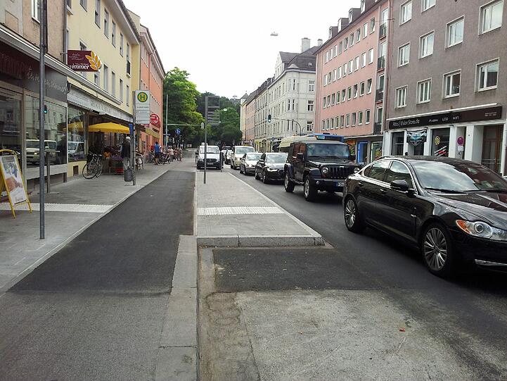 Nicht im Sinne des Erfinders: Die Humboldtstraße verengt sich durch die Haltestelle auf eine Fahrspur. Stau ist programmiert.