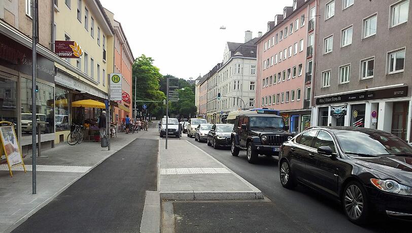 Nicht im Sinne des Erfinders: Die Humboldtstraße verengt sich durch die Haltestelle auf eine Fahrspur. Stau ist programmiert. Nicht im Sinne des Erfinders: Die Humboldtstraße verengt sich durch die Haltestelle auf eine Fahrspur. Stau ist programmiert.
