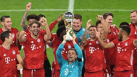 Die Münchner Mannschaft um Kapitän Manuel Neuer hält den Supercup-Pokal in den Händen.