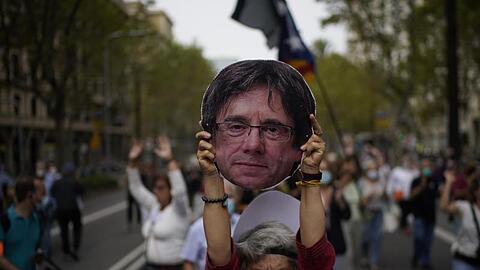 Protestaktion in Barcelona. Puigdemonts Partei JuntsxCat ist in der Koalitionsregierung von Katalonien Juniorpartner der gemäßigteren Separatistenpartei ERC.