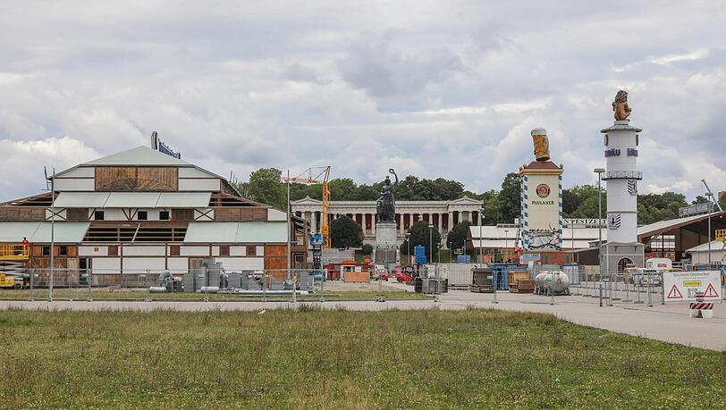 Die Bavaria überwacht den Aufbau: Insgesamt müssen 474 Betriebe ihre Zelte, Stände und Geschäfte aufbauen. Löwe und Bierkrug ragen derweil weit oben über der Theresienwiese. Die Bavaria überwacht den Aufbau: Insgesamt müssen 474 Betriebe ihre Zelte, Stände und Geschäfte aufbauen. Löwe und Bierkrug ragen derweil weit oben über der Theresienwiese.