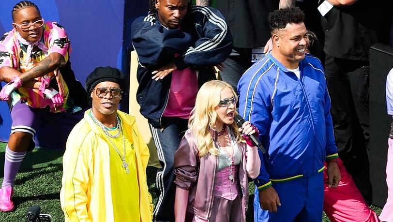 Madonna sang Hand in Hand mit den brasilianischen Legenden Ronaldinho und Ronaldo. Madonna sang Hand in Hand mit den brasilianischen Legenden Ronaldinho und Ronaldo.
