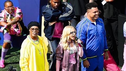 Madonna sang Hand in Hand mit den brasilianischen Legenden Ronaldinho und Ronaldo.