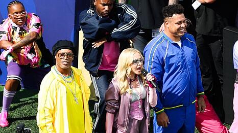 Madonna sang Hand in Hand mit den brasilianischen Legenden Ronaldinho und Ronaldo.