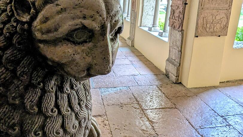 Eine Figur im Eingangsbereich. Eine Figur im Eingangsbereich.