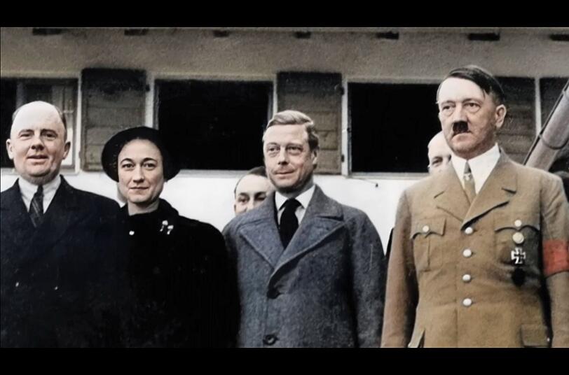 Nur ein Jahr nach seiner Abdankung als K&ouml;nig lie&szlig;en sich Edward (zweiter von rechts) und seine Frau Wallis Simpson mit Adolf Hitler (rechts) ablichten.