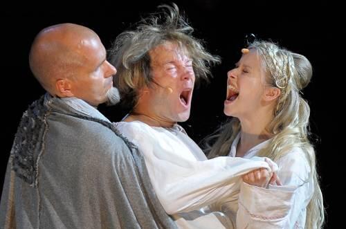 Mathias Schlung (Mi.) als tumber Tor Seefred, Susanne Bormann als Kriemhild und Christoph Maria Herbst als Hagen.
