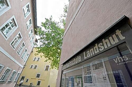 Die drei Jugendlichen waren mit der Softair-Waffe in der  Volkshochschule in Landshut
