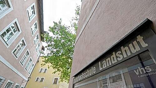 Die drei Jugendlichen waren mit der Softair-Waffe in der Volkshochschule in Landshut Die drei Jugendlichen waren mit der Softair-Waffe in der Volkshochschule in Landshut