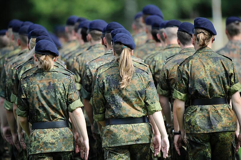 Frauen in der Truppe: Rechte Aktivisten in Berlin und an der Bundeswehr-Universität in München beklagen die &bdquo;Feminisierung der Streitkräfte