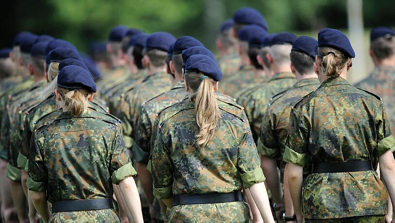 Frauen in der Truppe: Rechte Aktivisten in Berlin und an der Bundeswehr-Universität in München beklagen die „Feminisierung der Streitkräfte Frauen in der Truppe: Rechte Aktivisten in Berlin und an der Bundeswehr-Universität in München beklagen die „Feminisierung der Streitkräfte