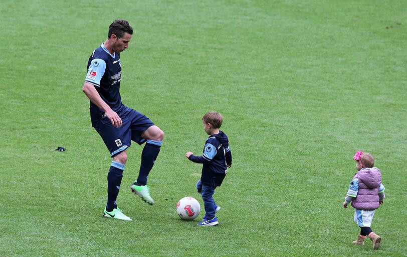 und durften mit Papa ein bischen Fußball spielen.