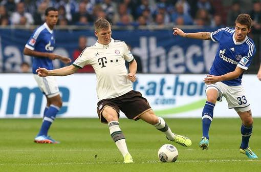 Bastian Schweinsteiger: Note 2.  Erstmals seit Ende August, dem 1:1 in Freiburg, wieder in der Startelf &ndash; und gleich Torschütze! Ein wuchtiger Kopfball nach Robben-Ecke zum 1:0 (21.), guter Öffnungspass vor 3:0. Ging weite Wege, oft bis in die Mittelstürmer-Position.
