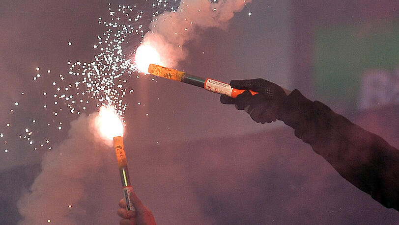 Eine Studie der UEFA belegt, dass Pyrotechnik gesundheitsgefährdend ist. Eine Studie der UEFA belegt, dass Pyrotechnik gesundheitsgefährdend ist.