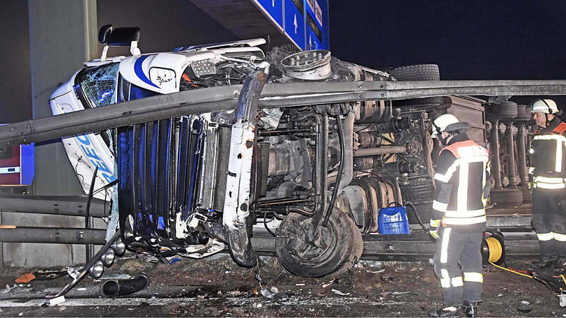 Der Lkw krachte in die Leitplanke, auch ein anderes Auto war am Unfall beteiligt.