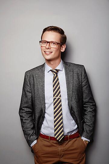 Name: Derk; Alter: 26 Jahre; Beruf: Key-Acccount-Manager; Wohnort: Frankfurt am Main; Motto: "Mit mir wird "Newtopia" auch ein wirtschaftlicher Erfolg!"