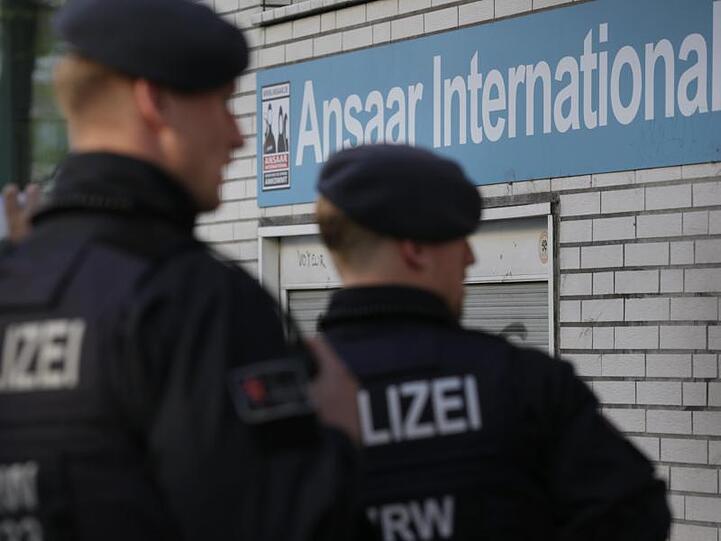 Polizeibeamte stehen vor dem Gebäude der Ansaar International in Düsseldorf. Foto:m Martin Gerten
