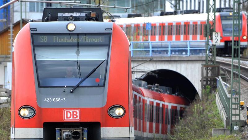 Eine S-Bahn fährt aus einem Tunnel. Foto: Frank Leonhardt/dpa