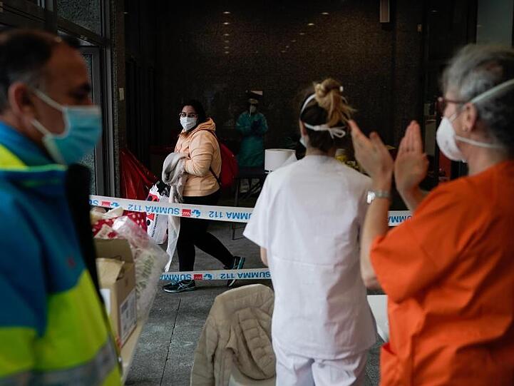 Die Mitarbeiter des auf der Madrider Messe eingerichteten provisorischen Krankenhauses applaudieren einer Patientin, die das Coronavirus überwunden hat.