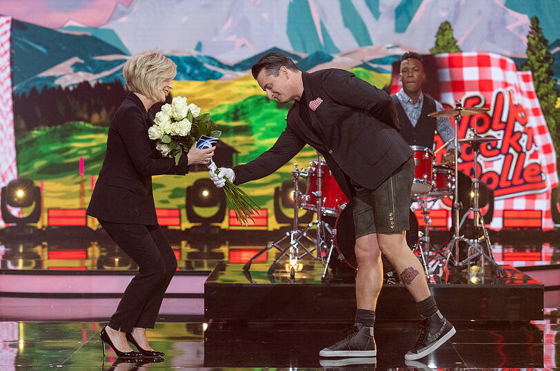 Tiefer Diener: Andreas Gabalier überreicht zum Abschied weiße Rosen.