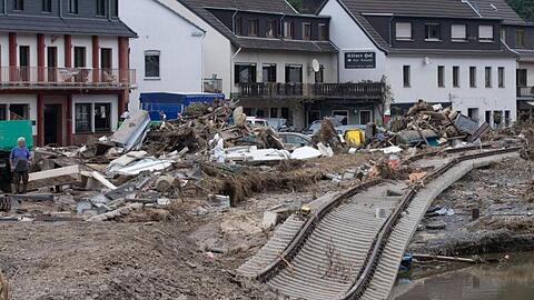 Die Schienen der Bahnstrecke sind unterspült. Zahlreiche Häuser in dem Ort wurden komplett zerstört oder stark beschädigt.