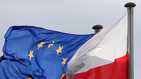 Die EU-Kommission hat sich nach monatelangem Streit mit der polnischen Regierung auf einen Plan für die Auszahlung milliardenschwerer Corona-Hilfen verständigt.